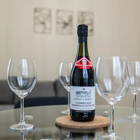 Teresa Tra Ferrari E Lambrusco *