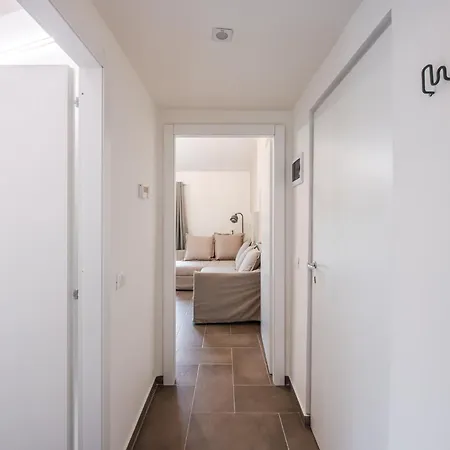 Teresa Tra Ferrari E Lambrusco