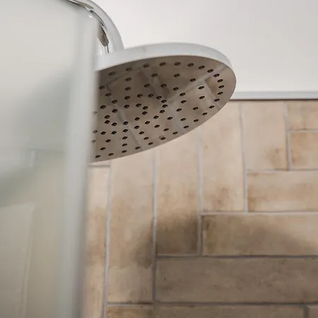 Teresa Tra Ferrari E Lambrusco *