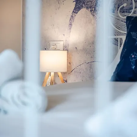 Teresa Tra Ferrari E Lambrusco