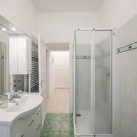 Teresa Tra Ferrari E Lambrusco * 솔리나노누보