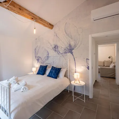 Teresa Tra Ferrari E Lambrusco