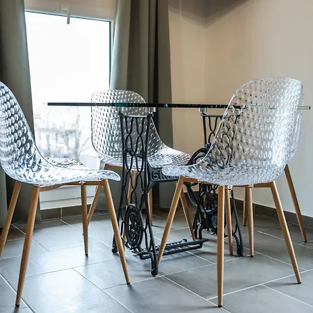 Teresa Tra Ferrari E Lambrusco 솔리나노누보