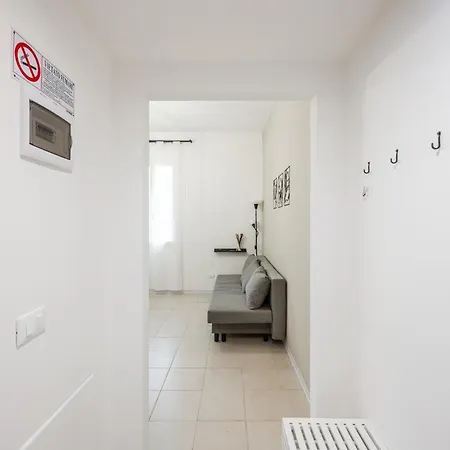 Teresa Tra Ferrari E Lambrusco