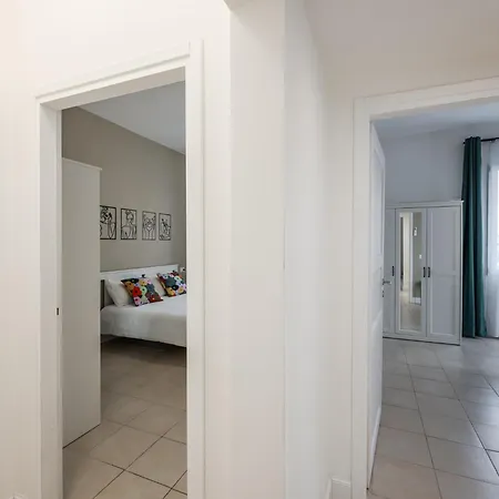 Teresa Tra Ferrari E Lambrusco 솔리나노누보