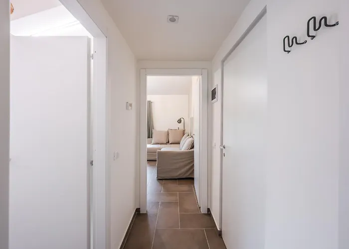 Teresa Tra Ferrari E Lambrusco