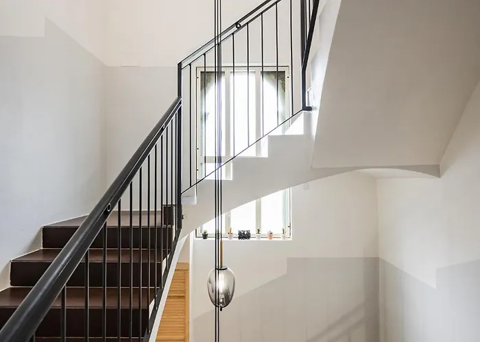 Teresa Tra Ferrari E Lambrusco *